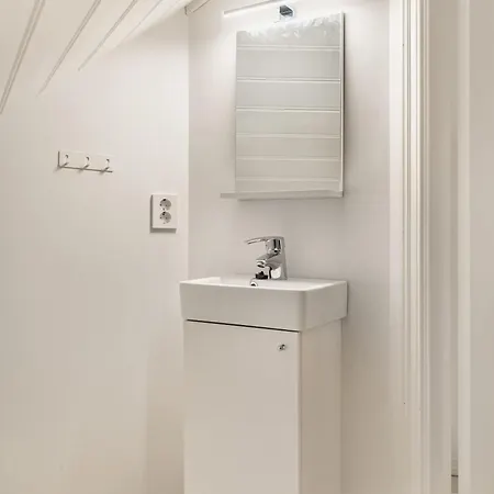 Semesterbostad Dinbnb Homes L Charming 2-bedroom By The Sea Cozy