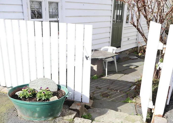 Vakantiehuis Dinbnb Homes L Charming 2-bedroom By The Sea Cozy Bergen